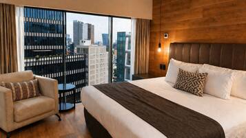 Suíte luxo, vista para a cidade | Roupas de cama premium, edredons de pluma, camas Select Comfort