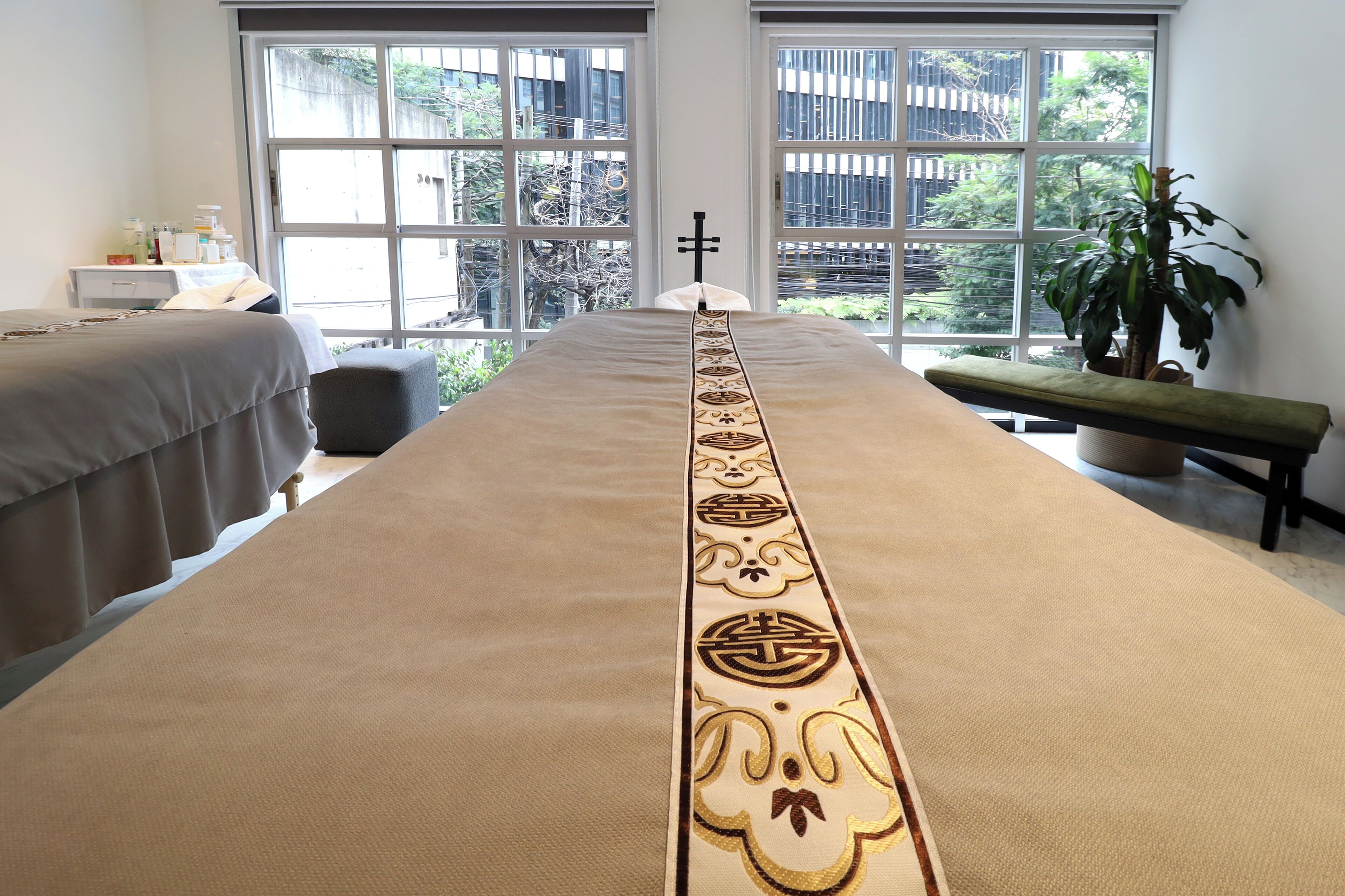 身體療程、熱石按摩、運動按摩、身體磨砂、面部療程、按摩服務