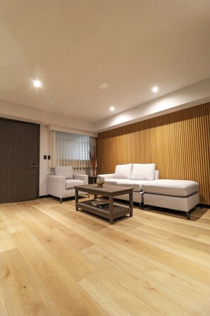 Executive Room | Living area | 50-inch Smart TV with digital channels, TV