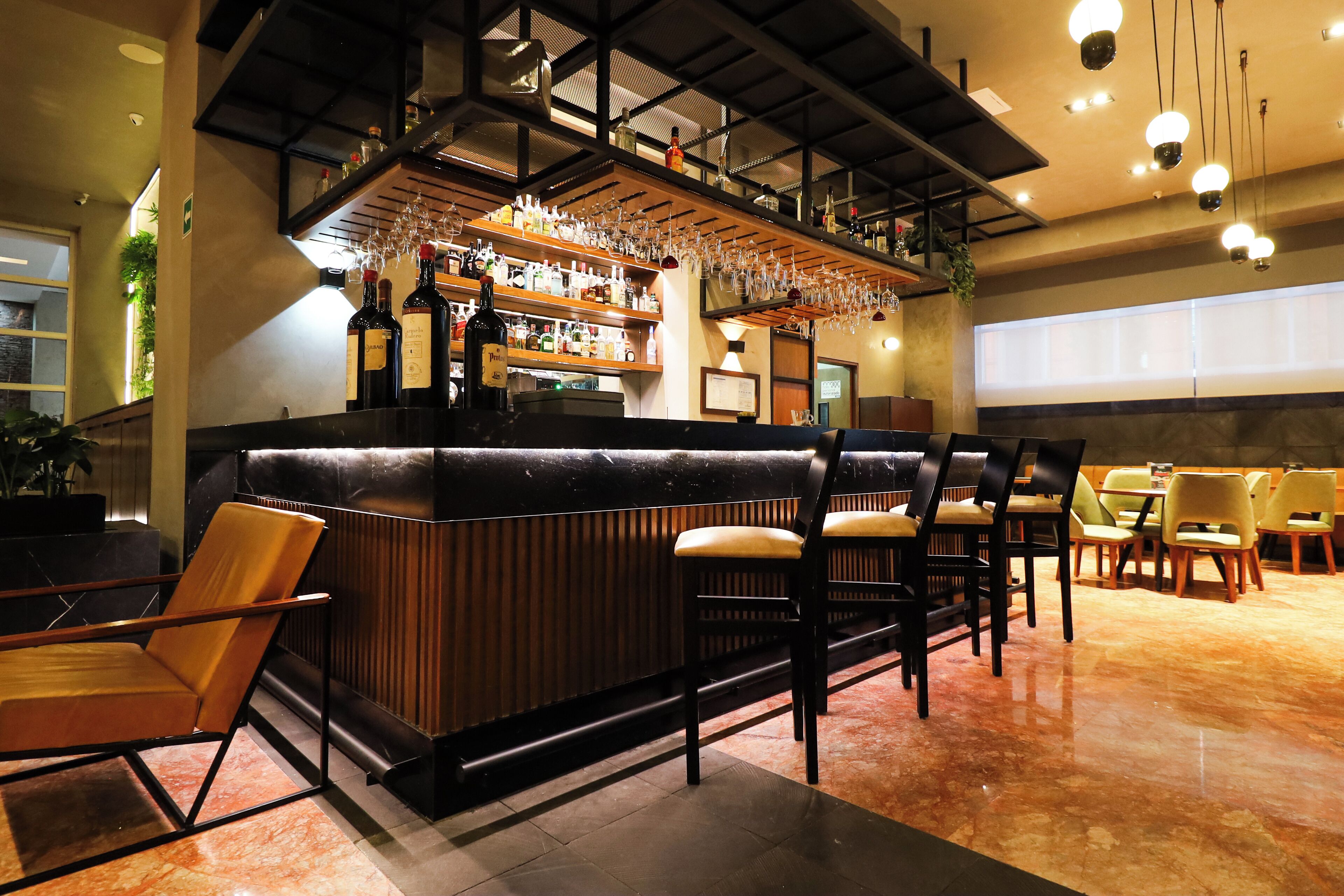 Petit déjeuner, déjeuner et dîner servis sur place