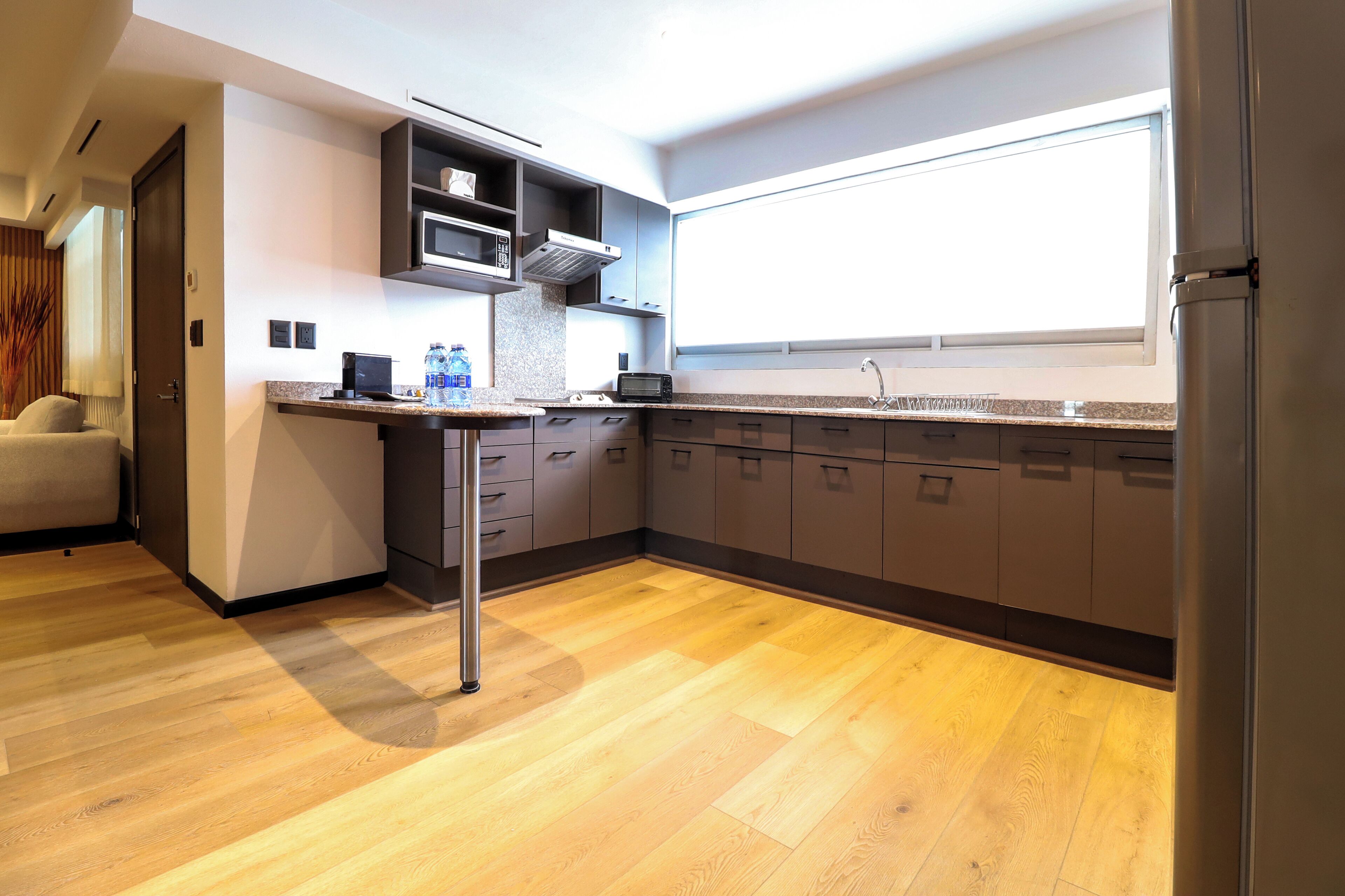 Royal Premium Family Suite, with balcony | Cuisine privée | Grand réfrigérateur, micro-ondes, cafetière/bouilloire