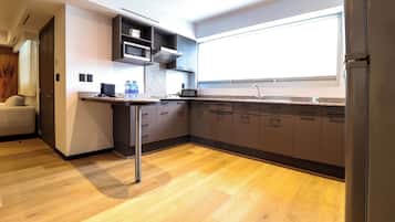 Habitació reial | Cuina privada | Frigorífic gran, microones, placa de cuina i rentaplats