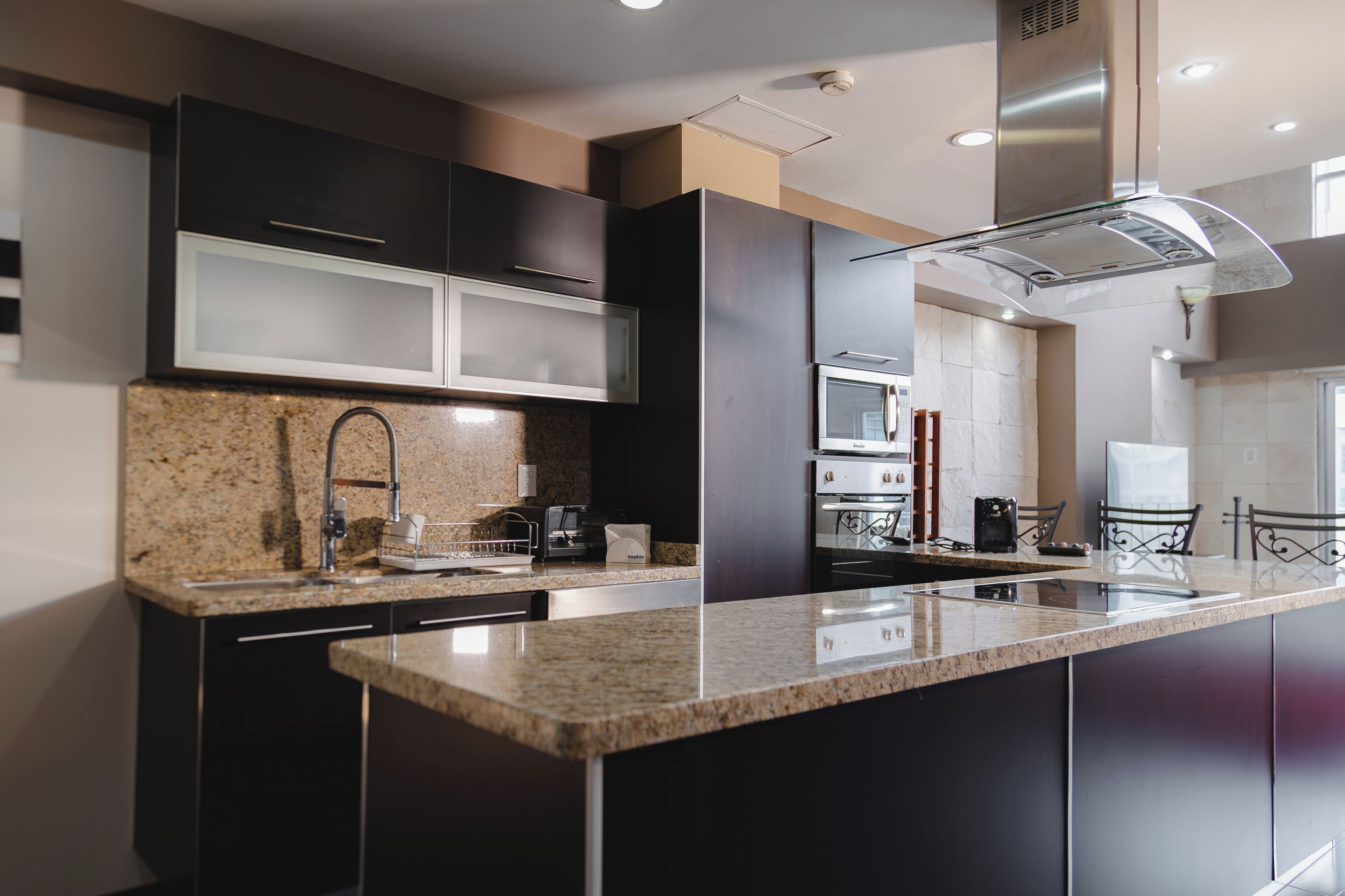 Presidential-huone | Oleskelualue | 50–tuumainen äly-TV, jossa digitaalikanavat