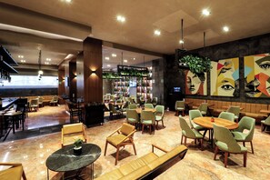 Phục vụ bữa sáng, bữa trưa, bữa tối và bữa sáng muộn