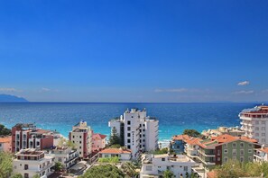 Un hotel frente al mar, con varios pisos y balcones.