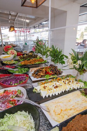 Se ofrece un desayuno bufé (150 TRY por persona)