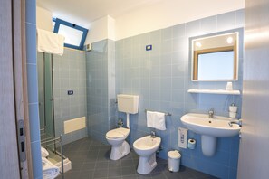 Douche, articles de toilette gratuits, sèche-cheveux, peignoirs