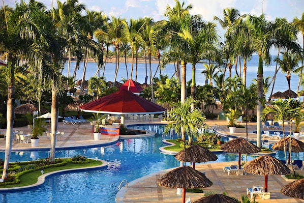 Piscine extérieure, parasols de plage, chaises longues