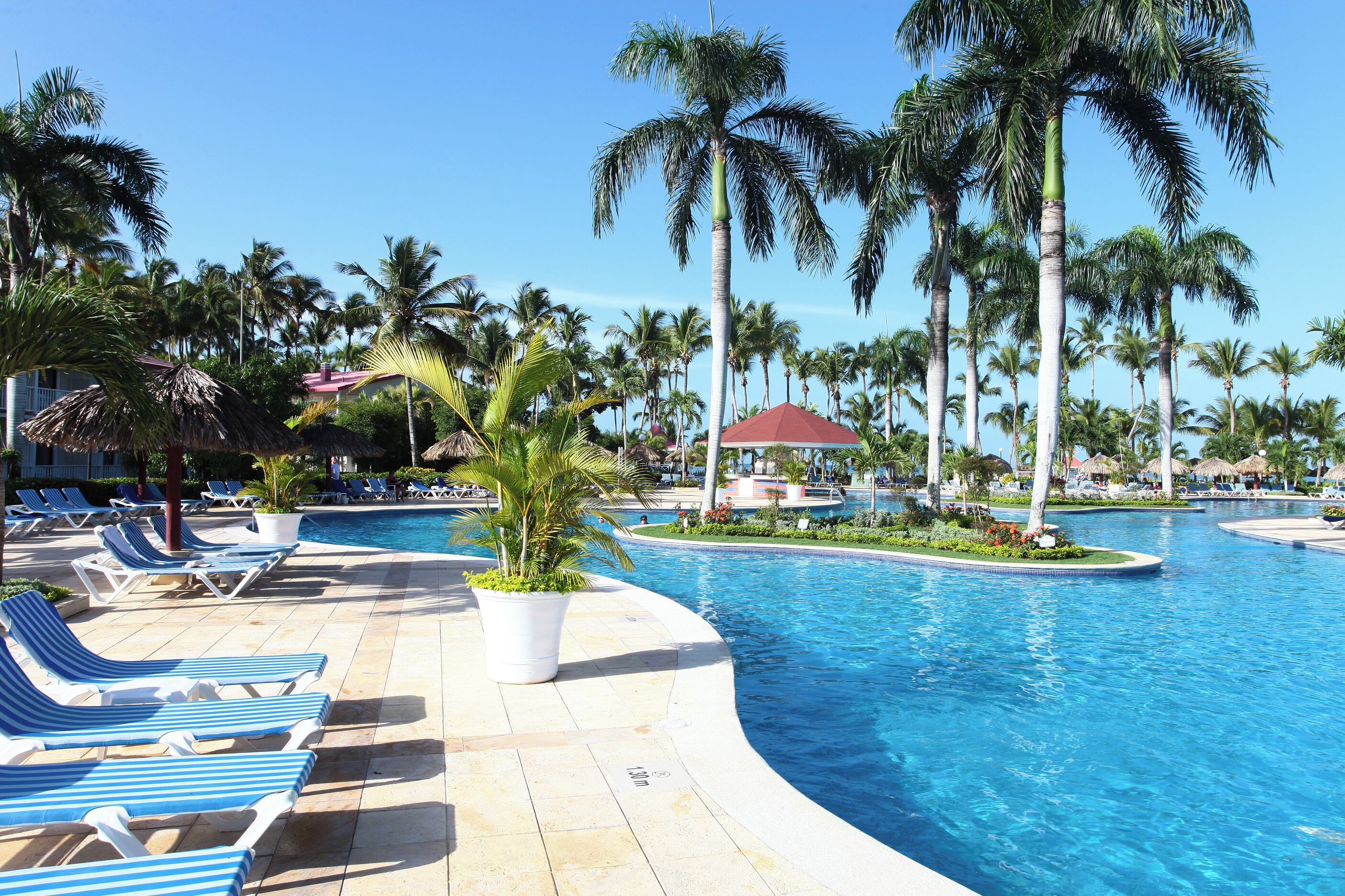 Piscina externa, guarda-sóis, espreguiçadeiras