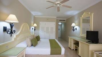 Minibar (inkludert), safe på rommet, skrivebord og blendingsgardiner