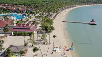 Plage, chaises longues, parasols, serviettes de plage