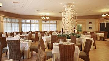 5 restaurants, breakfast, lunch, dinner served; international cuisine