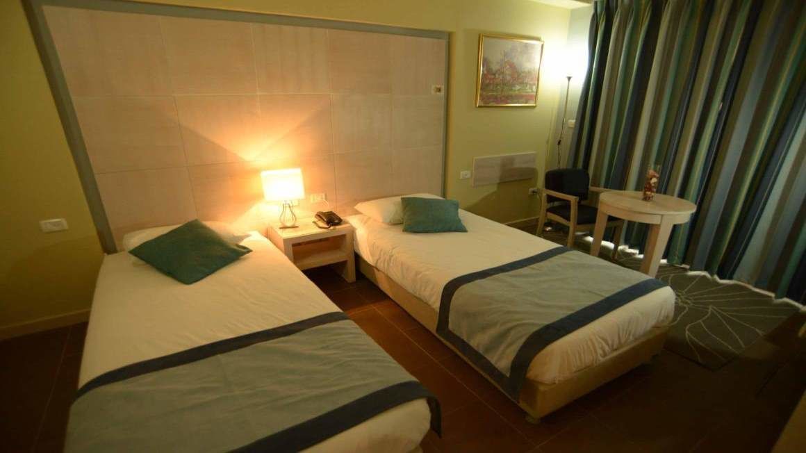 Habitación triple | Caja de seguridad en la habitación y escritorio 