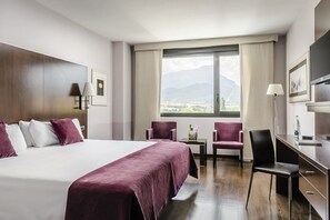 迷你吧、客房內保險箱、書桌、筆電工作空間