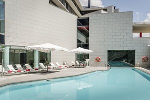 Una piscina techada, una piscina al aire libre de temporada