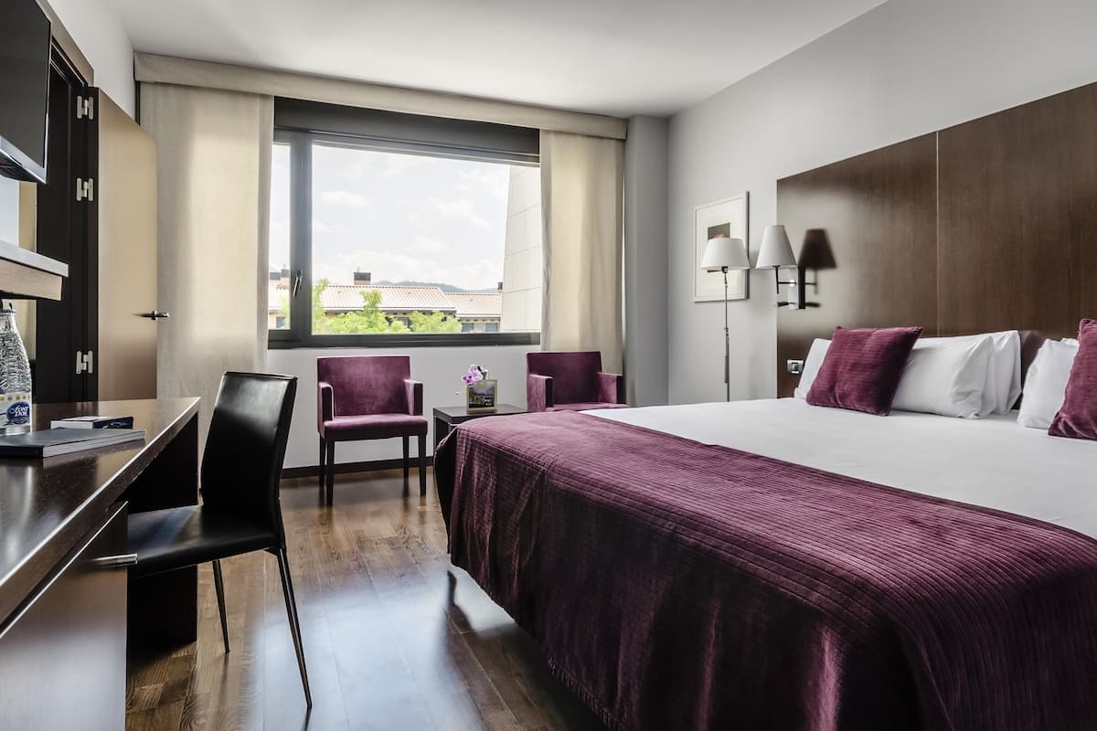 Een minibar, een kluis op de kamer, een bureau, een laptopwerkplek