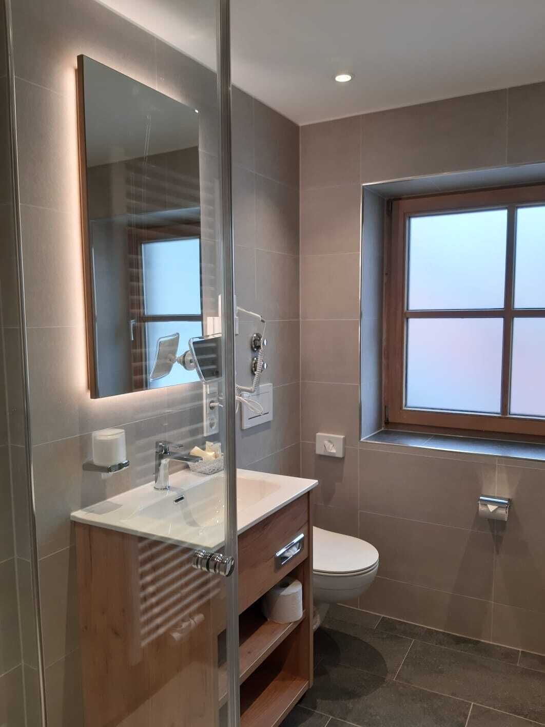 comfort suite | bathroom | shower, free toiletries, hair dryer, slippers