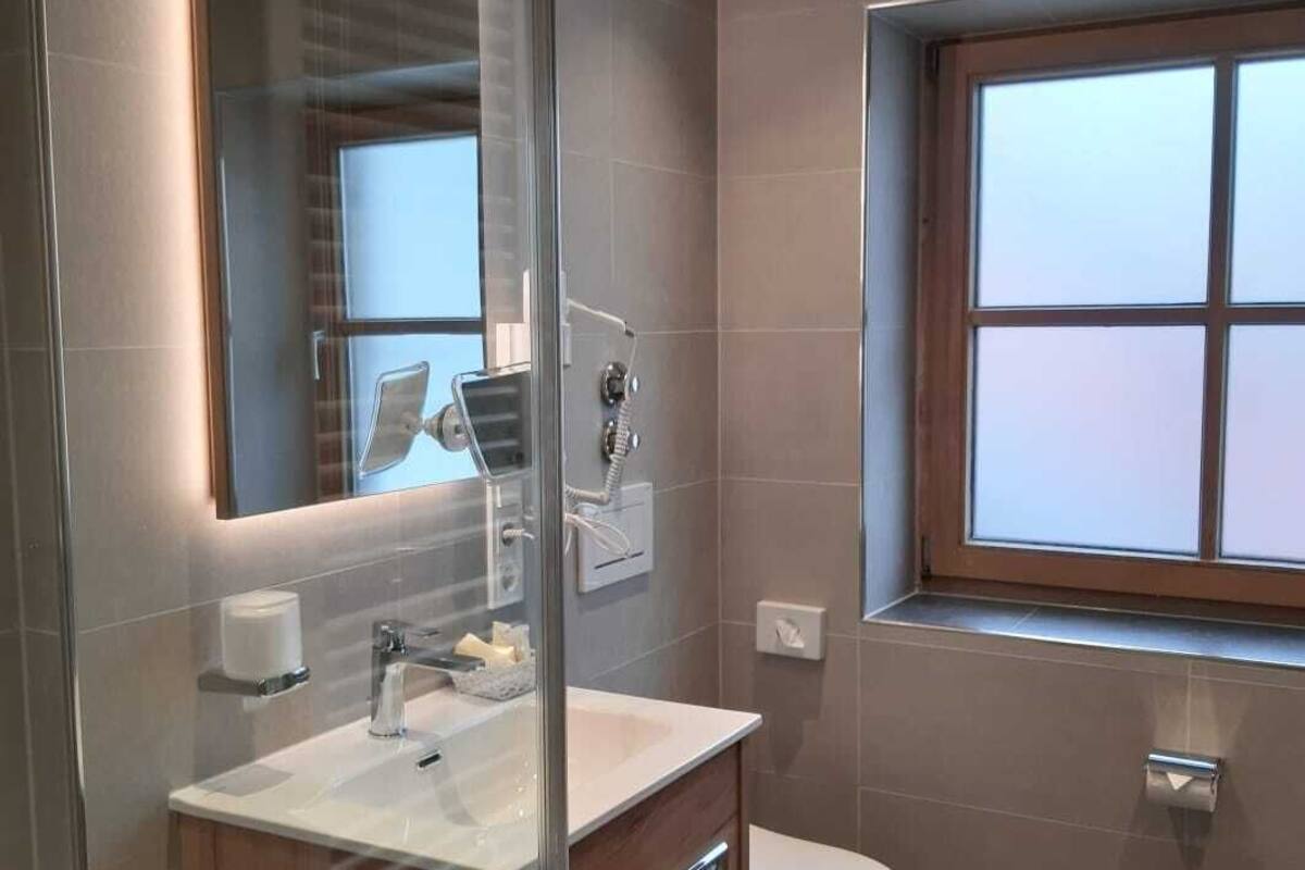 comfort suite | bathroom | shower, free toiletries, hair dryer, slippers