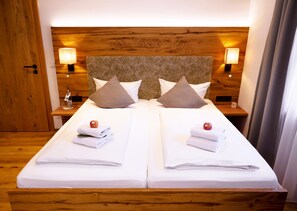 Premium bedding, in-room safe, individually decorated - DEVA Hotel Alpenglück (Schneizlreuth)