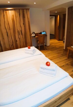 Comfort suite | Luxe beddengoed, een kluis op de kamer, individueel gedecoreerd