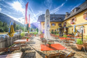 Ontbijt, serveert lunch, diner, Duitse gerechten, openlucht dineren 