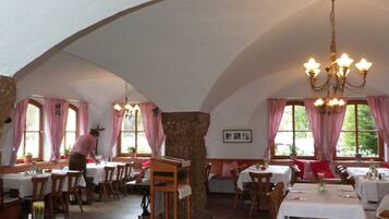 朝食、ランチ、ディナーに営業 (ドイツ料理、屋外席)