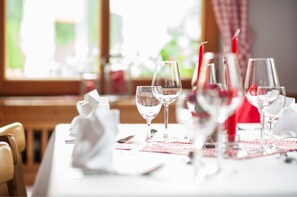 Ontbijt, serveert lunch, diner, Duitse gerechten, openlucht dineren 