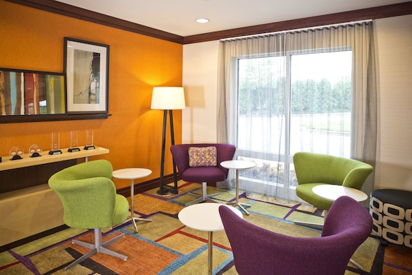 Lobby sitting area - Fairfield Inn & Suites by Marriott White Marsh (Baltimore)