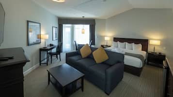 Rom, 1 soverom, tilgjengelighetstilpasset | Allergitestet sengetøy, safe på rommet, skrivebord og strykejern/-brett