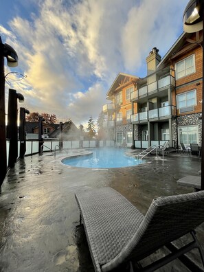 Outdoor pool, sun loungers - Old House Hotel (Courtenay)