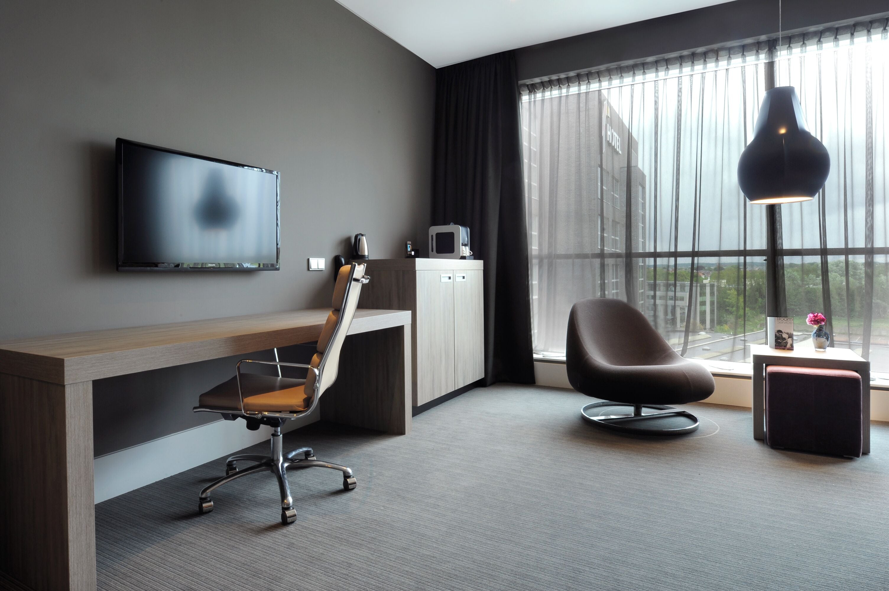 club room | premium bedding, pillow-top beds, minibar, in-room safe