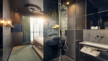 Superbox | Premium bedding, pillowtop beds, minibar, in-room safe