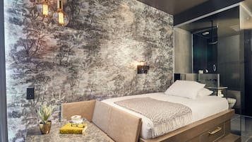 Standaard kamer | Luxe beddengoed, pillowtop-bedden, een minibar, een kluis op de kamer