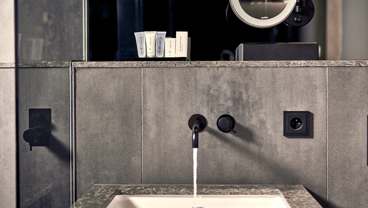 superbox | bathroom | free toiletries, hair dryer, towels, soap