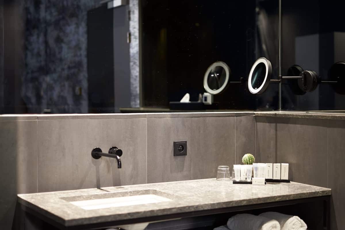 superbox | bathroom | free toiletries, hair dryer, towels, soap