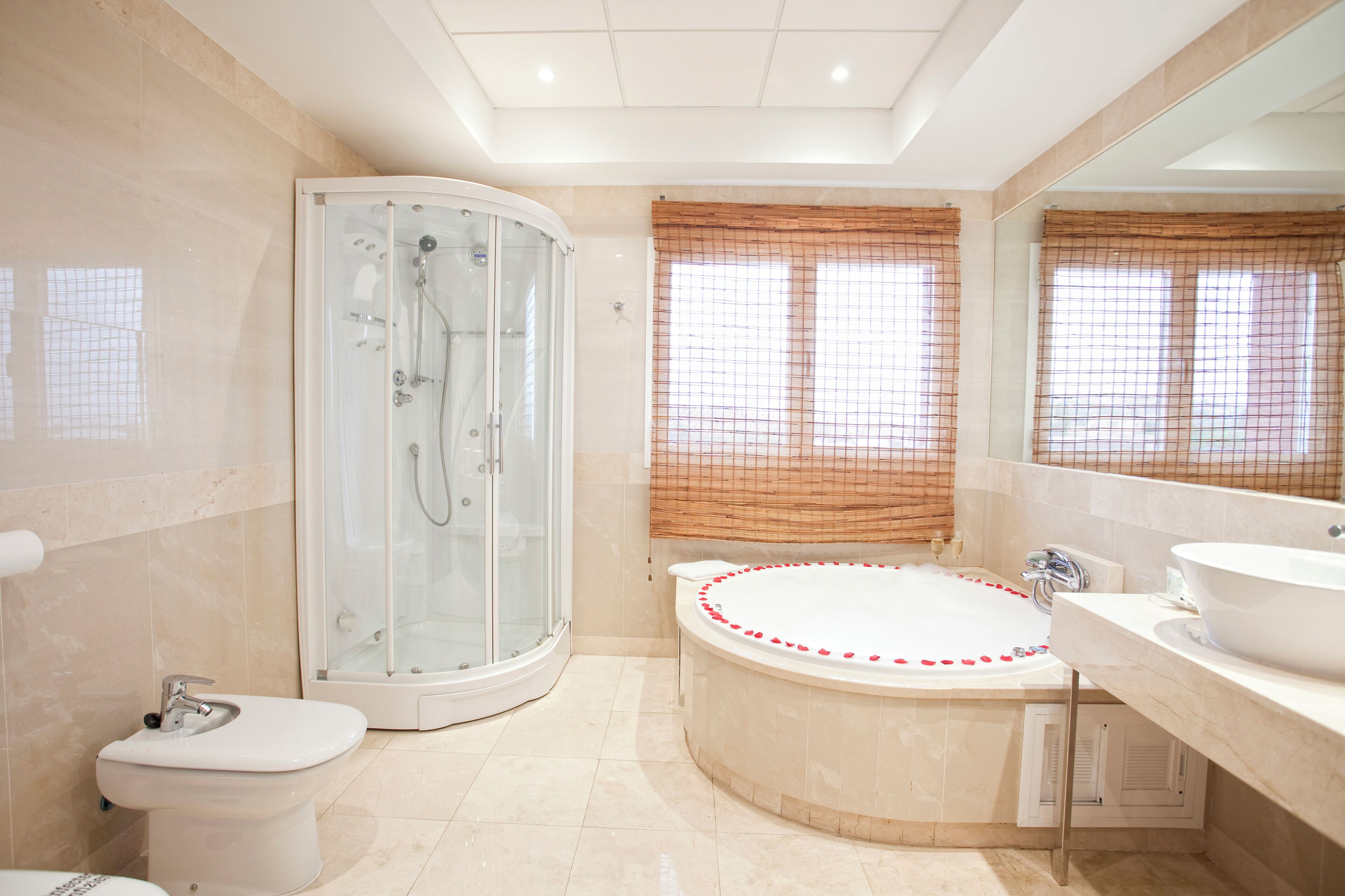 deluxe suite, jacuzzi | 1 bedroom, minibar, in-room safe, desk