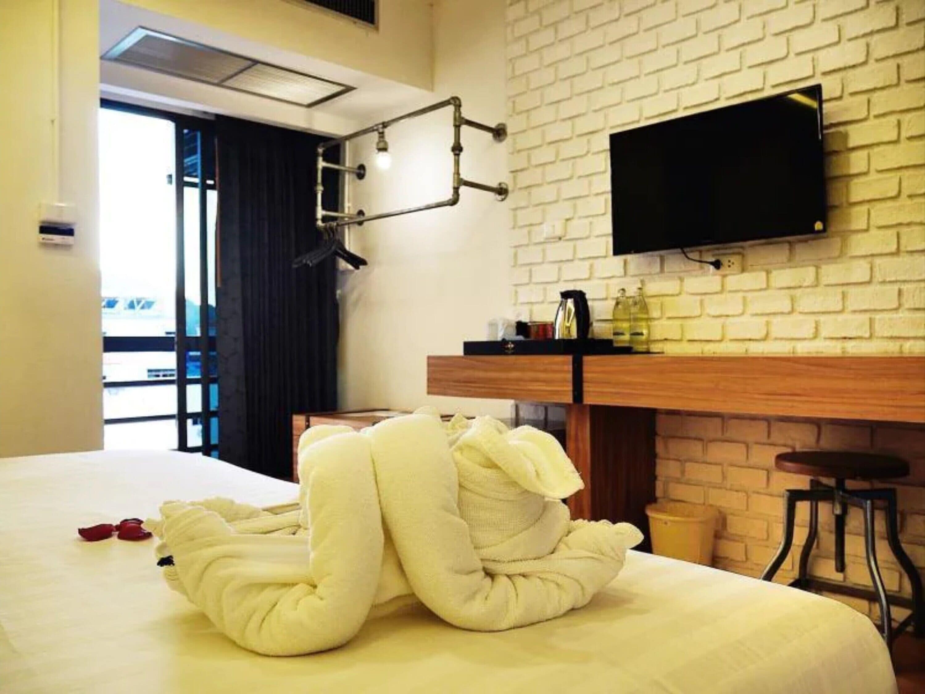 deluxe double room | bathroom | shower, rainfall showerhead, free toiletries, hair dryer
