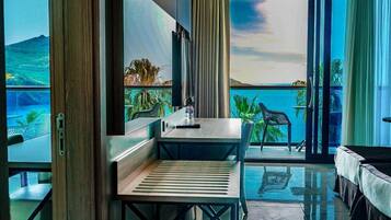 Minibar, in-room safe, iron/ironing board, free WiFi