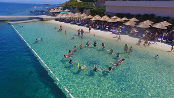 Una piscina techada, 3 piscinas al aire libre, sombrillas
