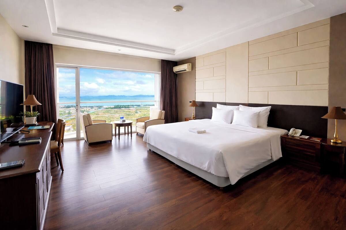 Deluxe Double Room, Smoking, Sea View | Minibar, in-room safe, desk, blackout drapes