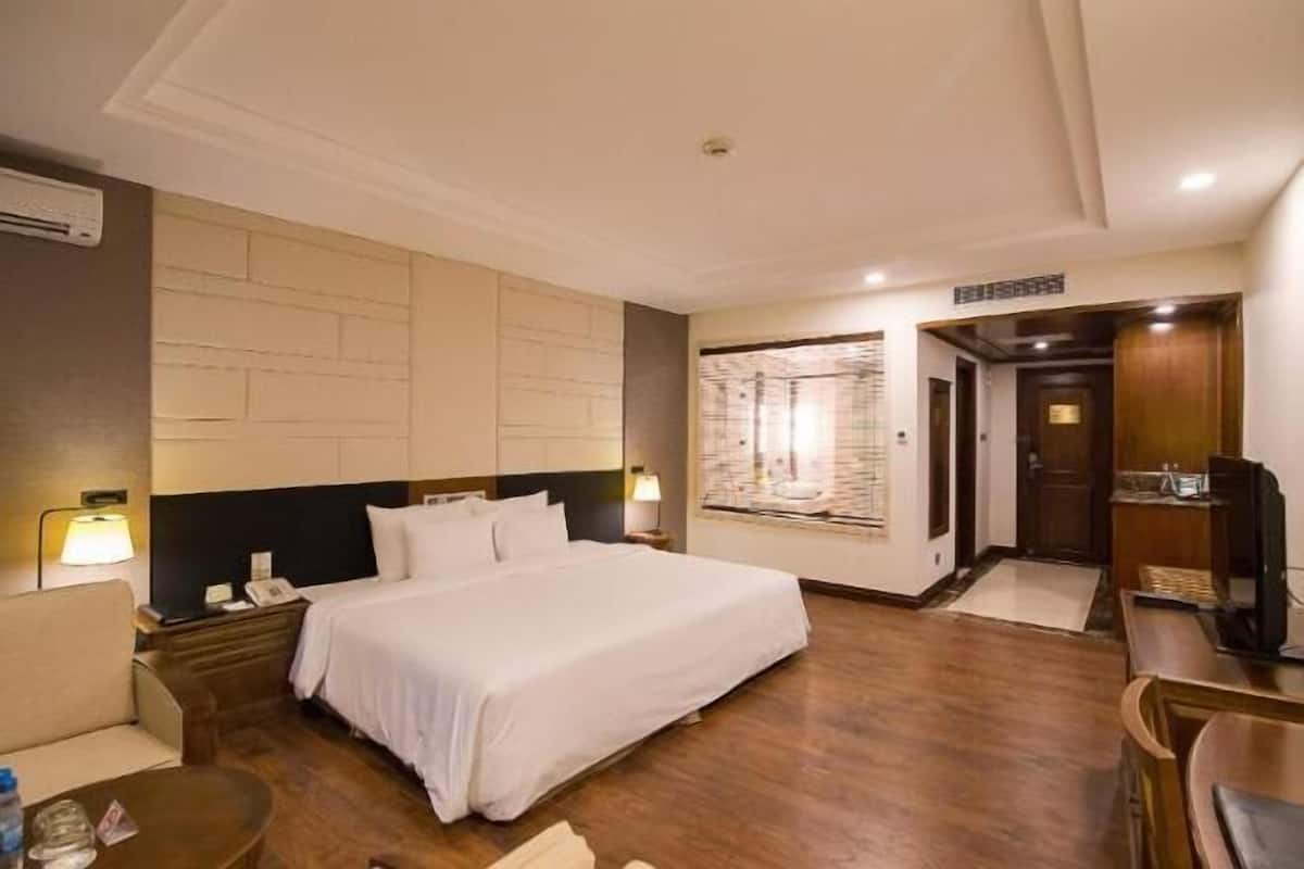 Minibar, in-room safe, desk, blackout curtains