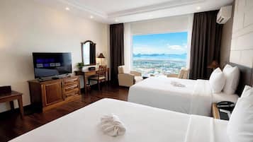 Deluxe Twin Room, Sea View | Minibar, in-room safe, desk, blackout drapes