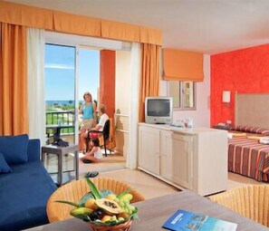 Suite junior, 2 camas individuales | Sala de estar