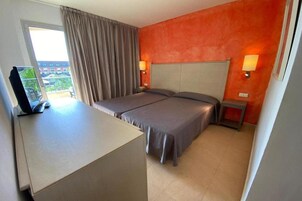 Een minibar, een kluis op de kamer, een bureau, gratis babybedden