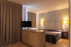 Minibar, coffres-forts dans les chambres, bureau, lits bébé (gratuits)
