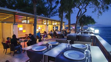 3 restaurants, breakfast, lunch, dinner served; seafood