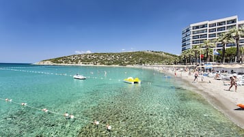 Plage privée, chaises longues, parasols, serviettes de plage