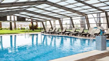 Piscine couverte, 2 piscines extérieures, parasols de plage