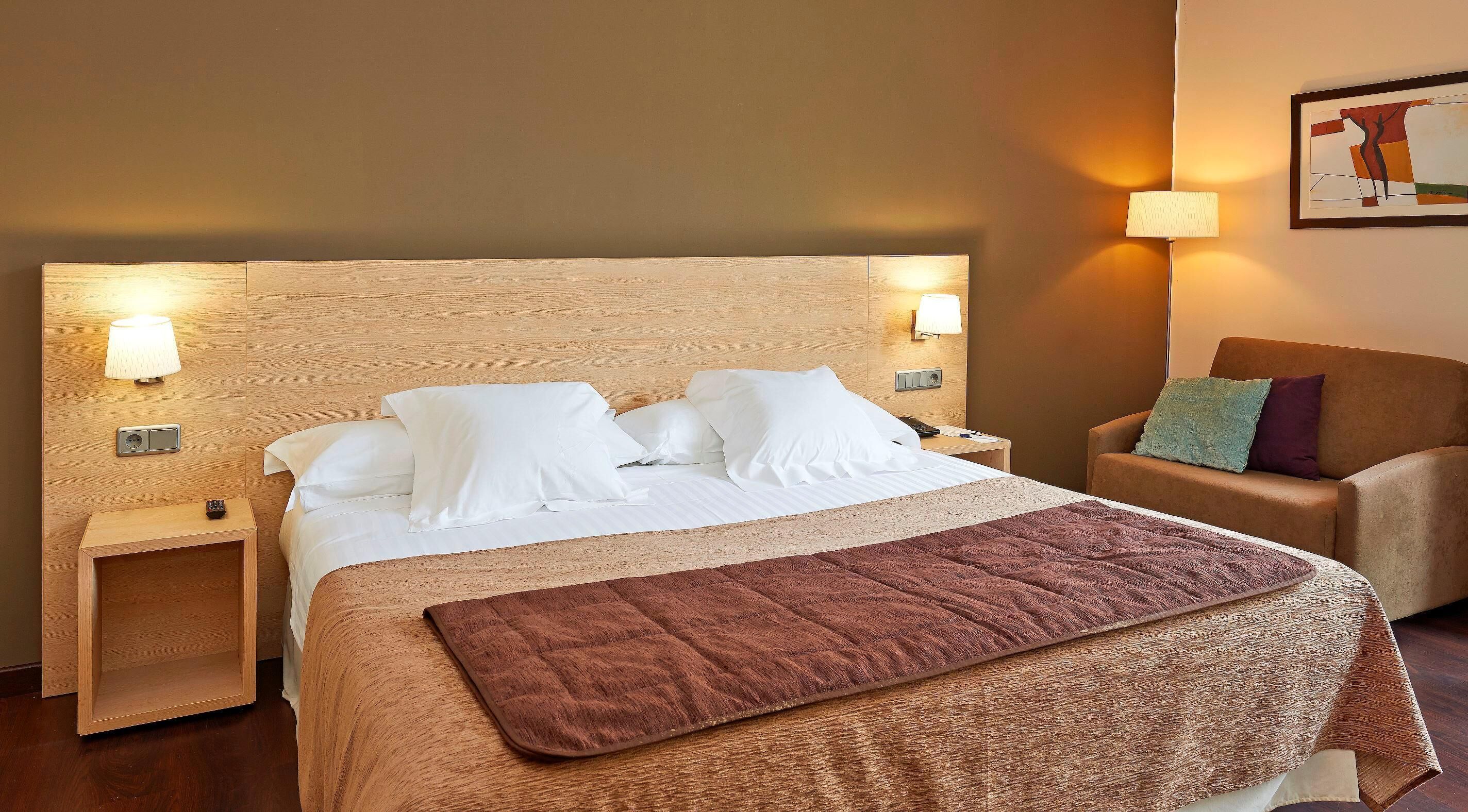 Bộ đồ giường cao cấp, minibar, két bảo mật tại phòng, bàn 