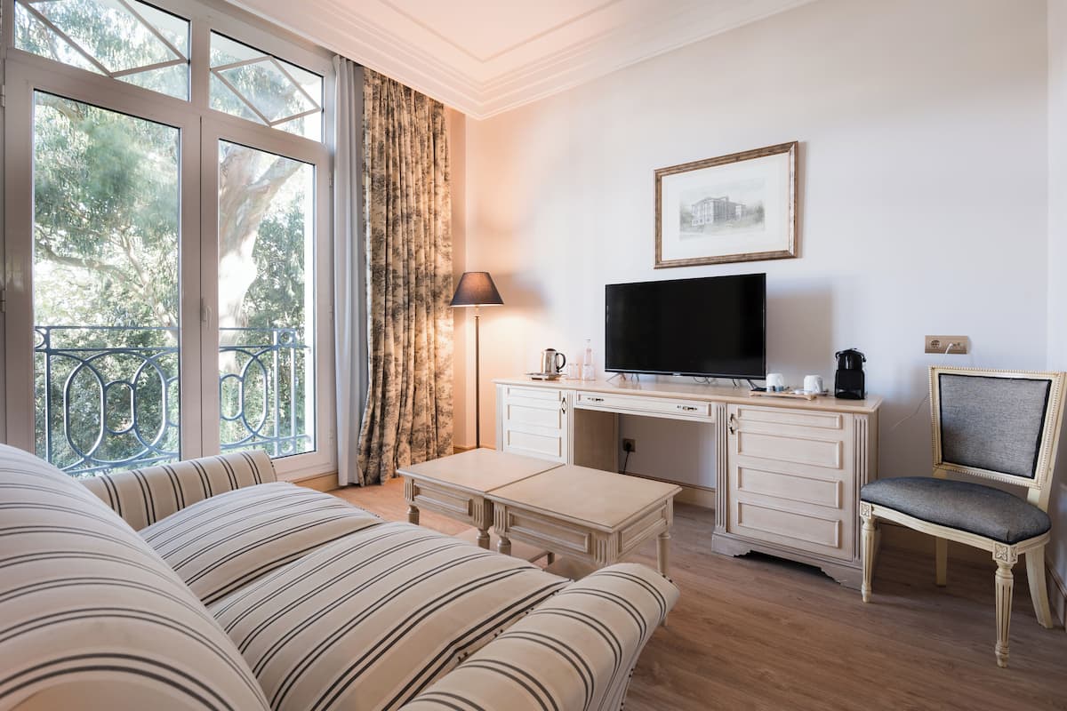 Juniorsvit (with Living Room) | 1 sovrum, sängtillbehör av högsta kvalitet, duntäcken och minibar